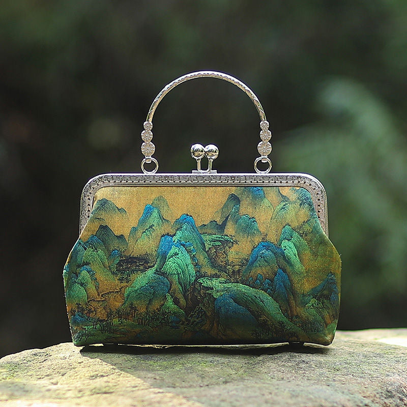 Walking Artwork: When Traditional Craftsmanship "Bags" into Daily Life