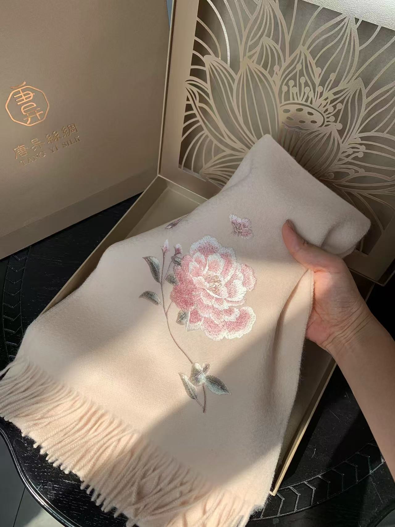 Elegant Peony & Butterfly Pure Cashmere Scarf – Luxury Gift for Mother